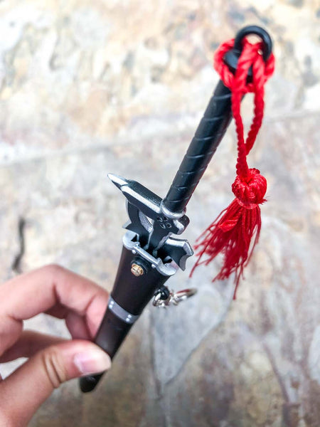 二刀流キーホルダー　ソードアートオンライン Mini Elucidator (SAO) Sword Keychain + Stand – Mini Katana